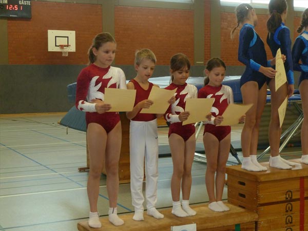 tl_files/TSV-Dielmissen/Bilder/2012/Trampolin Bezirksmeisterschaften in Neustadt am 30.09.2012/Bezirksmannschaftsmeisterrschaften in Neustadt - Siegerehrung 1.jpg